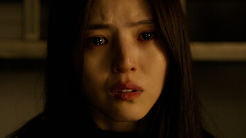 Han So-hee as Yoon Chae-ok shows a distressed expression in Season 2 of 'Gyeongseong Creature'