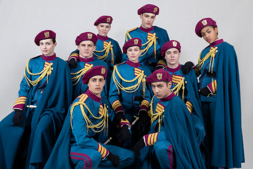 Grupo de jovens estudantes de uma escola militar posa para foto em trajes formais