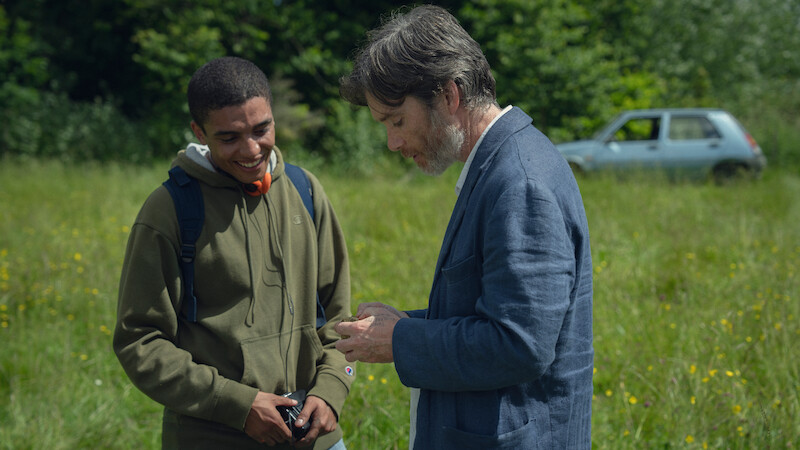 Jay Lycurgo as Shy and Cillian Murphy as Steve standing outside.