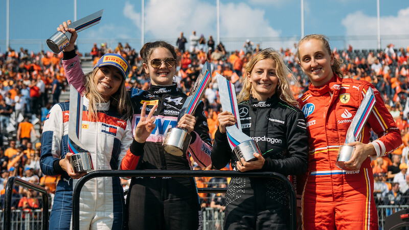 Nerea Martí, Abbi Pulling, Doriane Pin, and Maya Weug holding trophies.