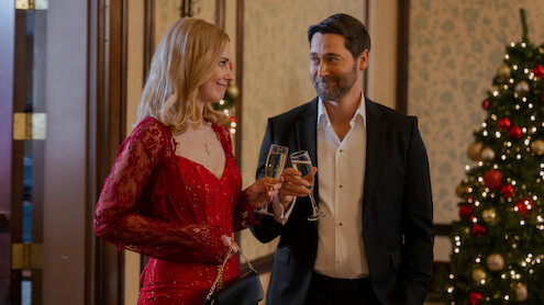 My Secret Santa. (L to R) Alexandra Breckenridge as Taylor and Ryan Eggold as Matthew in My Secret Santa. Cr. Diyah Pera/Netflix ©2025
