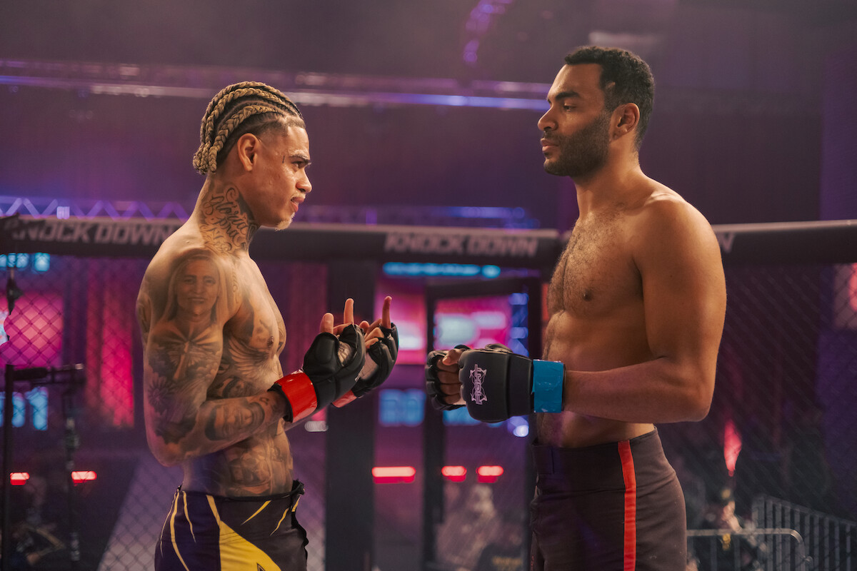 Dois homens se enfrentam em um ringue de MMA, em cena da série "Os Donos do Jogo"