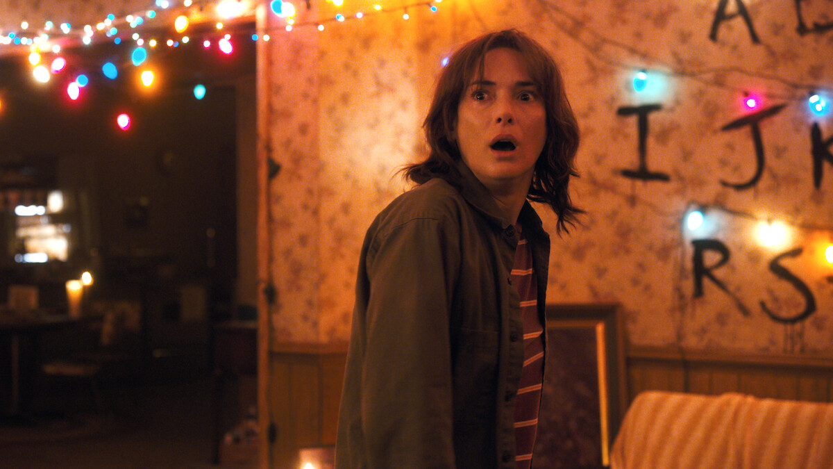 Winona Ryder como Joyce Byers na temporada 1 de ‘Stranger Things’.