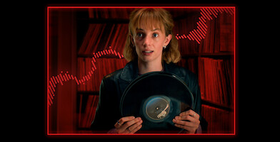 Arte com personagem de Stranger Things segurando um disco sobre um fundo vermelho
