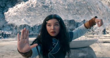 Kiawentiio, que interpreta Katara, faz a dobra de água na temporada 1 de ‘Avatar: O Último Mestre do Ar’