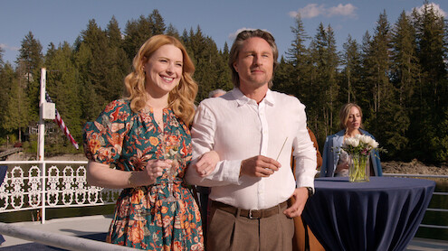 Martin Henderson como Jack Sheridan e Alexandra Breckenridge como Mel, de braços dados e sorrindo na temporada 6 de ‘Virgin River’.