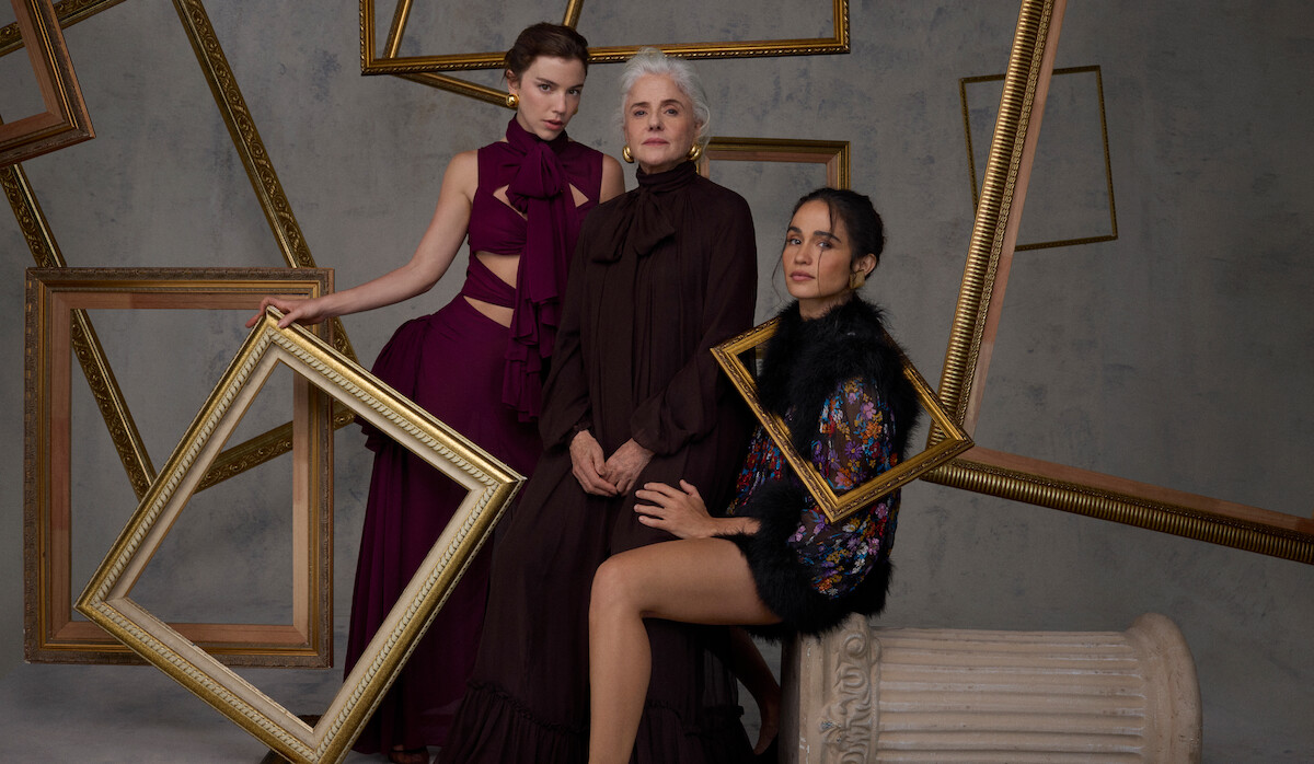 As atrizes Alice Wegmann, Marieta Severo e Nanda Costta posam para fotos em um ambiente repleto de molduras de quadro douradas