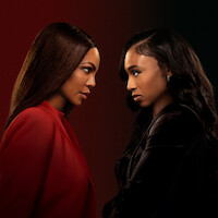 Crystle Stewart como Mallory e Taylor Polidore Williams como Kimmie frente a frente na temporada 2 de ‘Beauty in Black’