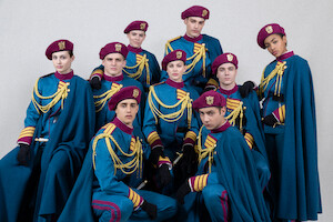 Grupo de jovens estudantes de uma escola militar posa para foto em trajes formais