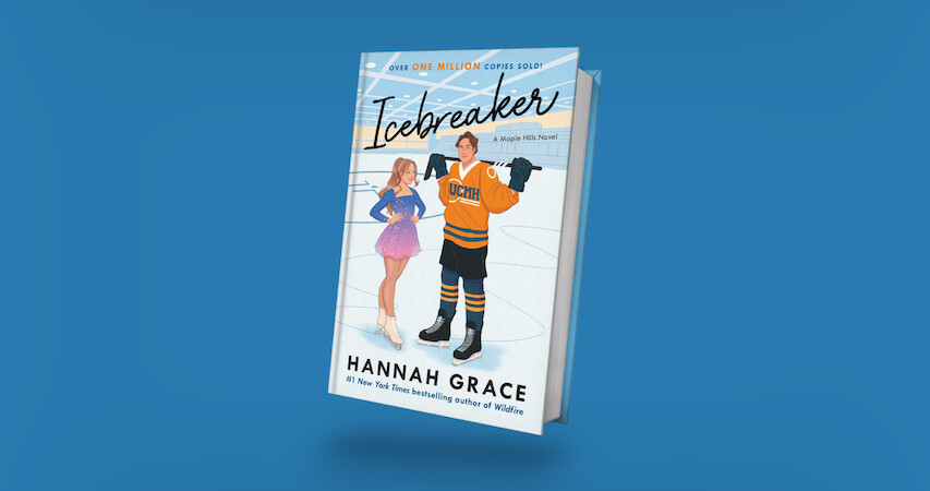 A capa do livro “Icebreaker” de Hannah Grace mostra uma patinadora artística e um jogador de hóquei juntos em um rinque, em cores brilhantes e um plano de fundo azul.