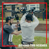 Matthew Lewis e cinegrafistas operando um drone no set de ‘Adolescência’