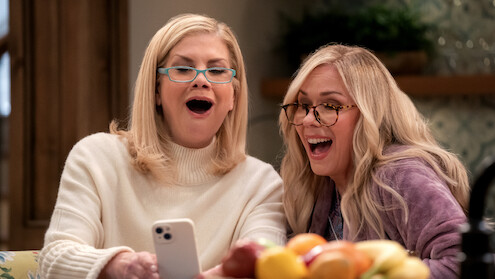 Kristen Johnston as Carol and Leanne Morgan in 'Leanne'