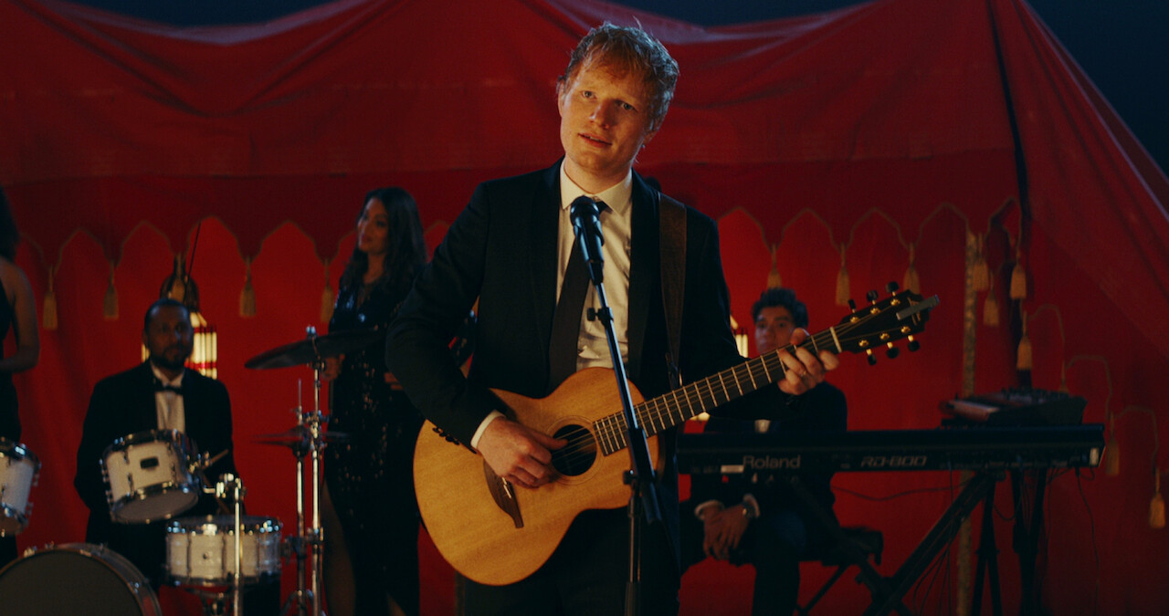 Yes, That’s Ed Sheeran Singing In ‘Red Notice’ Hero Image