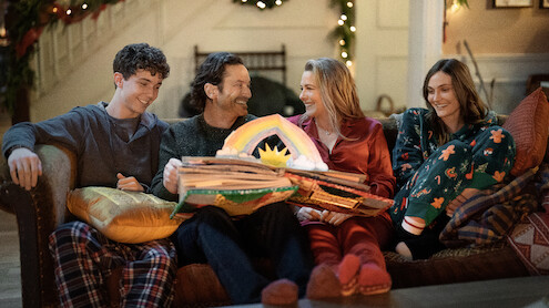 A Merry Little Ex-Mas. (L-R) Wilder Hudson as Gabriel, Oliver Hudson as Everett, Alicia Silverstone as Kate and Emily Hall as Sienna in A Merry Little Ex-Mas. Cr. Marni Grossman/Netflix © 2025