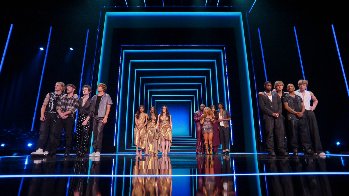 'Building the Band' contestants on stage together.