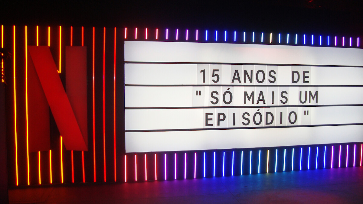 Letreiro da Netflix onde se lê a frase: "15 anos de só mais um episódio"