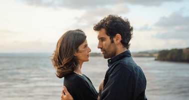 Clara Lago as Ana and Tamar Novas as Daniel embrace on the beach in 'Gangs of Galicia'
