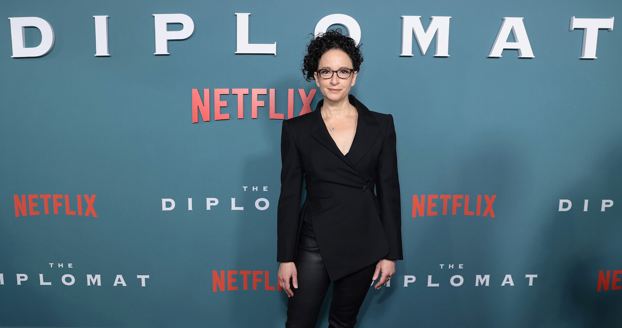Debora Cahn na estreia da temporada 1 de ‘A Diplomata’.