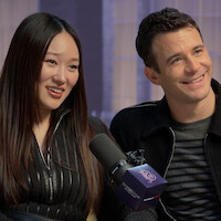 Recorte de ‘Bridgerton: O Podcast Oficial’: Luke Thompson e Yerin Ha