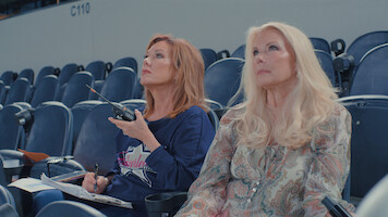 Kelli Finglass e Judy Trammell nas arquibancadas.