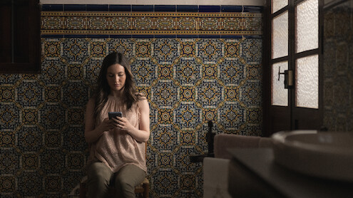  LA VIUDA NEGRA. Ivana Baquero as Maje in LA VIUDA NEGRA. Cr. Manuel Fernández Valdes/Netflix © 2024