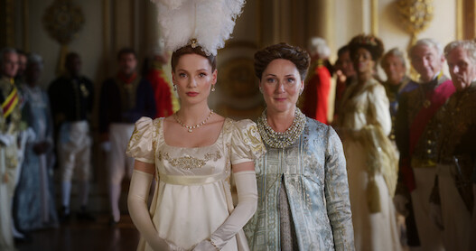 Hannah Dodd como Francesca Bridgerton e Ruth Gemmell como Lady Bridgerton juntas na temporada 3 de ‘Bridgerton’