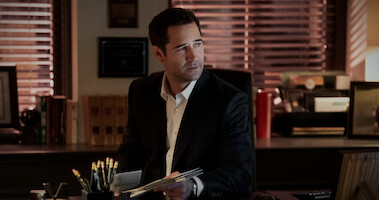 Manuel Garcia-Rulfo como Mickey Haller na temporada 2 de ‘O Poder e a Lei’.