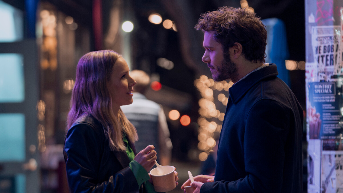 Kristen Bell como Joanne e Adam Brody como Noah tomam sorvete na rua na temporada 1 de ‘Ninguém Quer’
