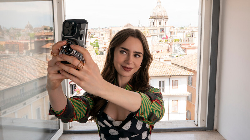 Lily Collins como Emily tira uma selfie na temporada 4 de ‘Emily em Paris’