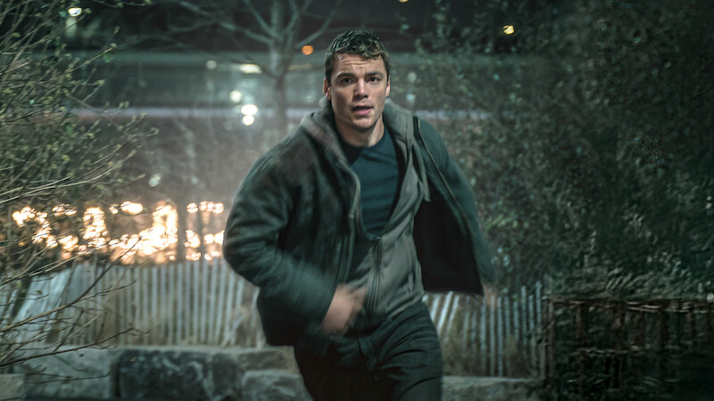 Gabriel Basso como Peter Sutherland em ‘O Agente Noturno’