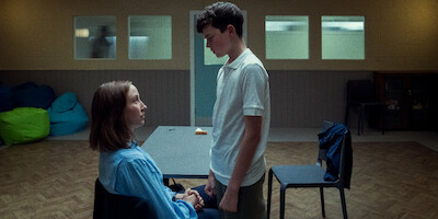 Erin Doherty, como Briony Ariston, e Owen Cooper, como Jamie Miller, em ‘Adolescência’