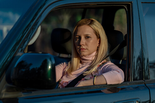 Elize (Lorena Comparato) em cena no carro