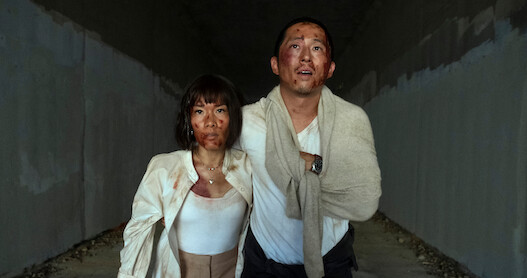 Ali Wong como Amy e Steven Yeun como Danny no final da temporada 1 de ‘Treta’.