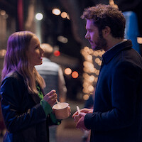 Kristen Bell como Joanne e Adam Brody como Noah tomam sorvete na rua na temporada 1 de ‘Ninguém Quer’