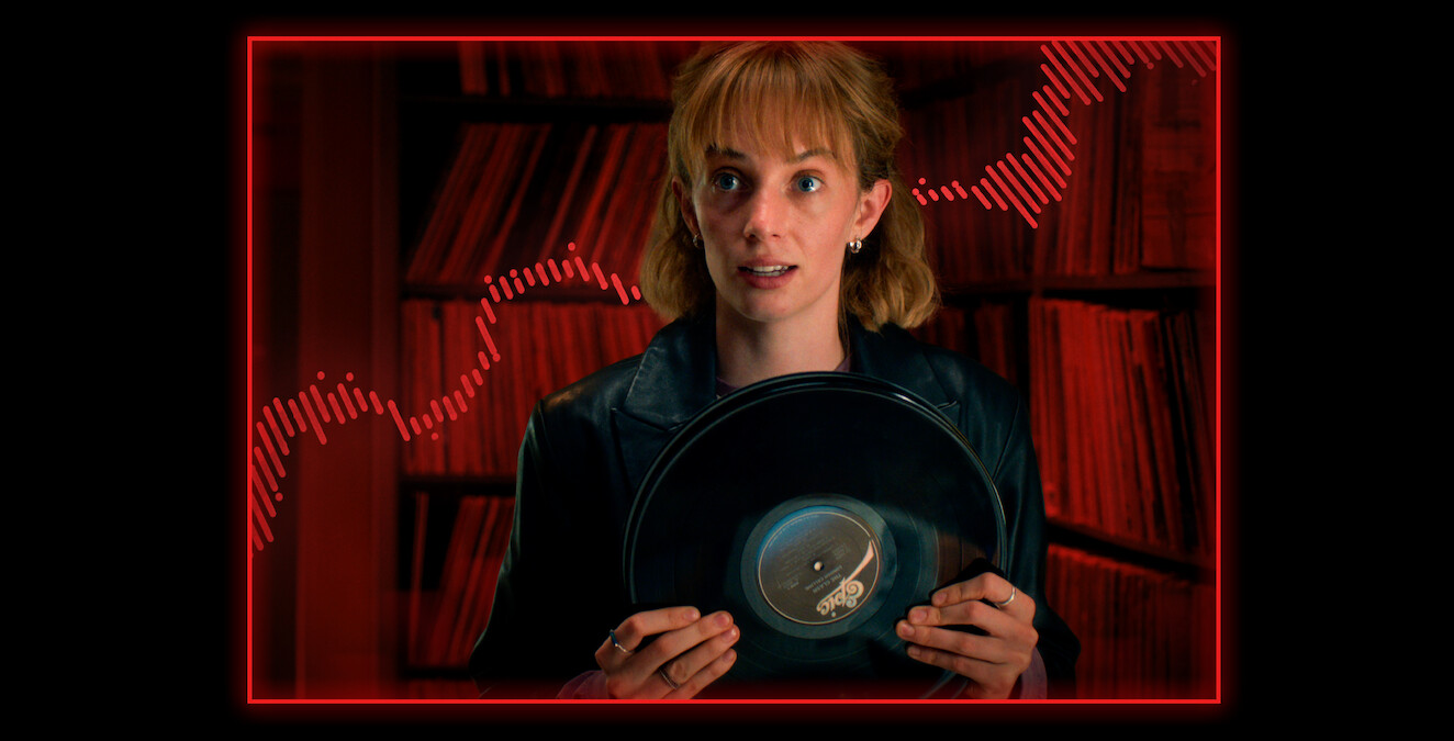 Arte com personagem de Stranger Things segurando um disco sobre um fundo vermelho