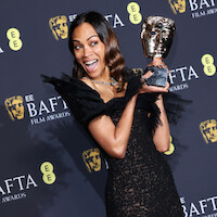 Zoe Saldaña holds her BAFTA