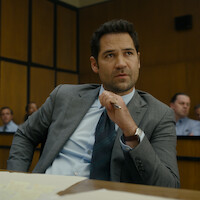 Imagem de Mickey Haller (Manuel Garcia-Rulfo) em um tribunal em ‘O Poder e a Lei’.