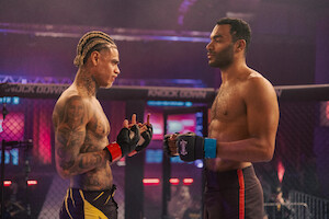 Dois homens se enfrentam em um ringue de MMA, em cena da série "Os Donos do Jogo"