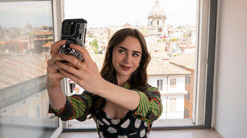 Lily Collins como Emily tira uma selfie na temporada 4 de ‘Emily em Paris’