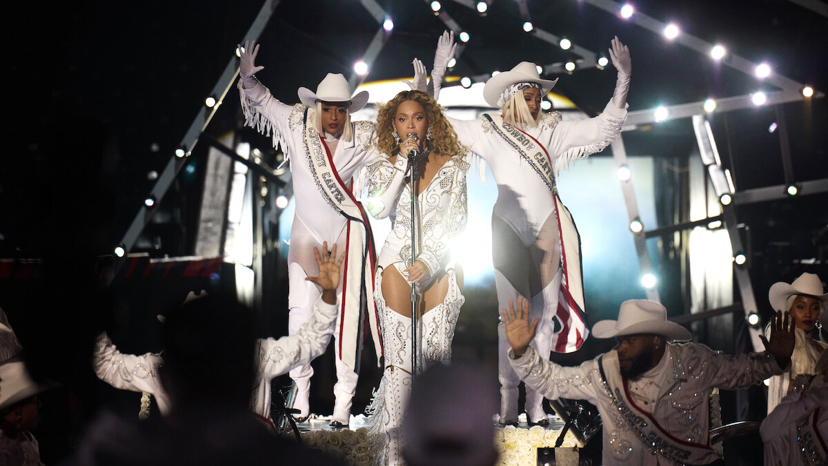 Beyoncé performing with dancers during the NFL Christmas Day Game halftime show.