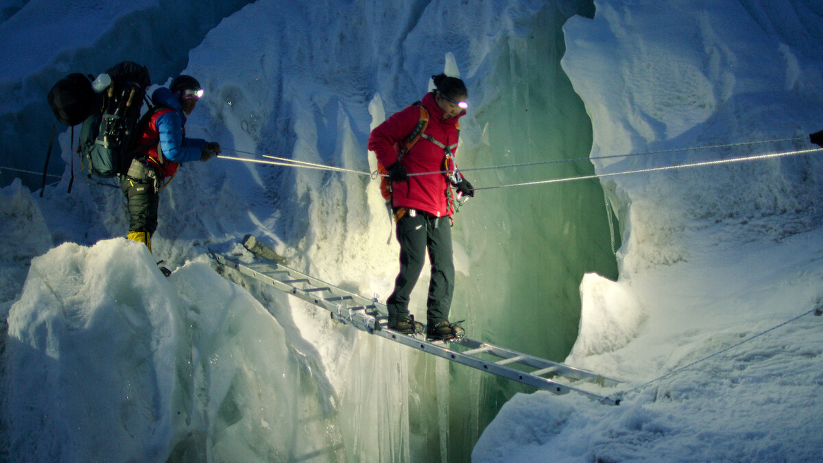  Lhakpa Sherpa crosses a crevasse.