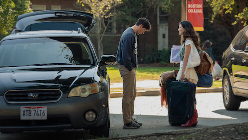 Tom Blyth as Alex and Emily Bader as Poppy in 'People We Meet on Vacation'