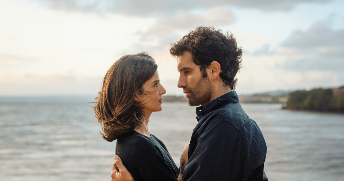Clara Lago as Ana and Tamar Novas as Daniel embrace on the beach in 'Gangs of Galicia'