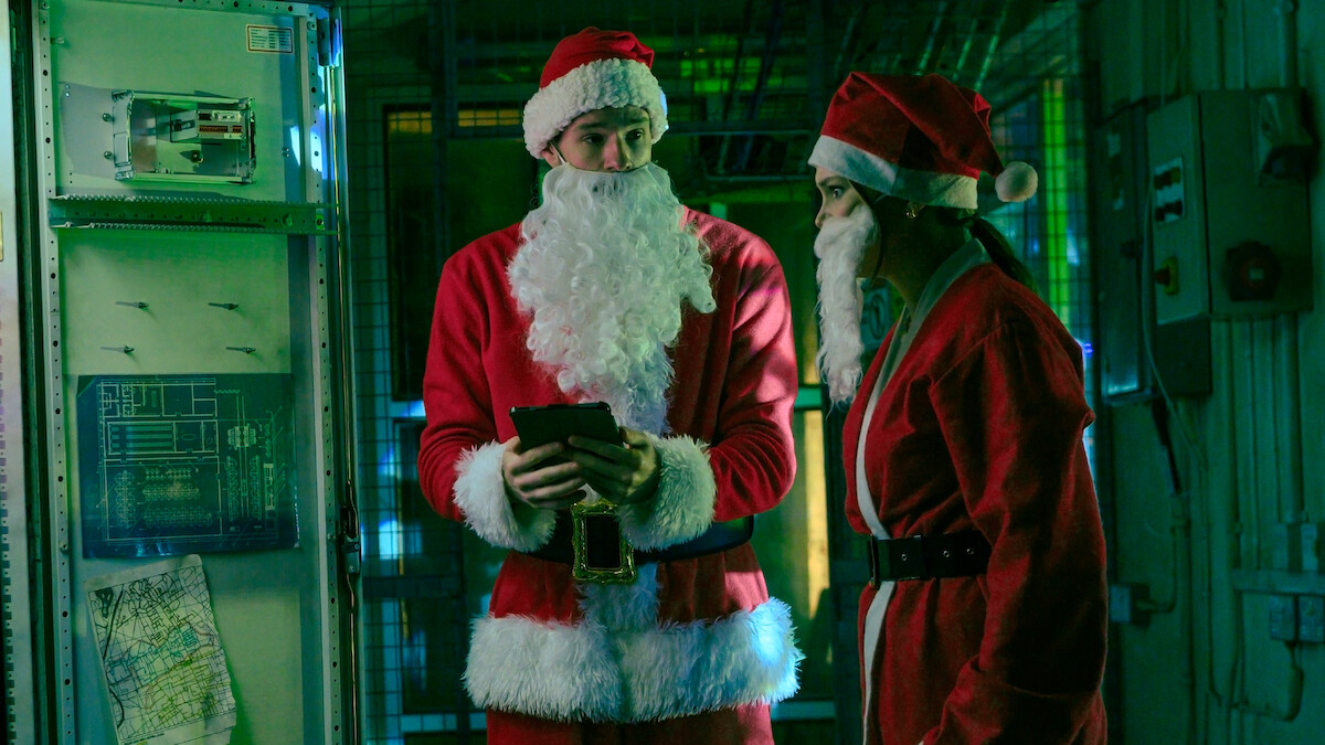 Jingle Bell Heist. (L to R) Connor Swindells as Nick and Olivia Holt as Sophia in Jingle Bell Heist. Cr. Rob Baker Ashton/Netflix ©2025 