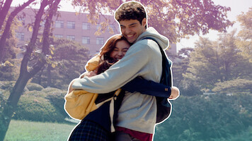 Kitty Song Covey (Anna Cathcart) e Peter Kavinsky (Noah Centineo) abraçados fora da escola.