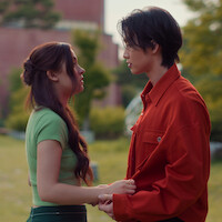 Anna Cathcart como Kitty Song Covey e Sang Heon Lee como Min Ho Moon na temporada 2 de ‘Com Carinho, Kitty’.