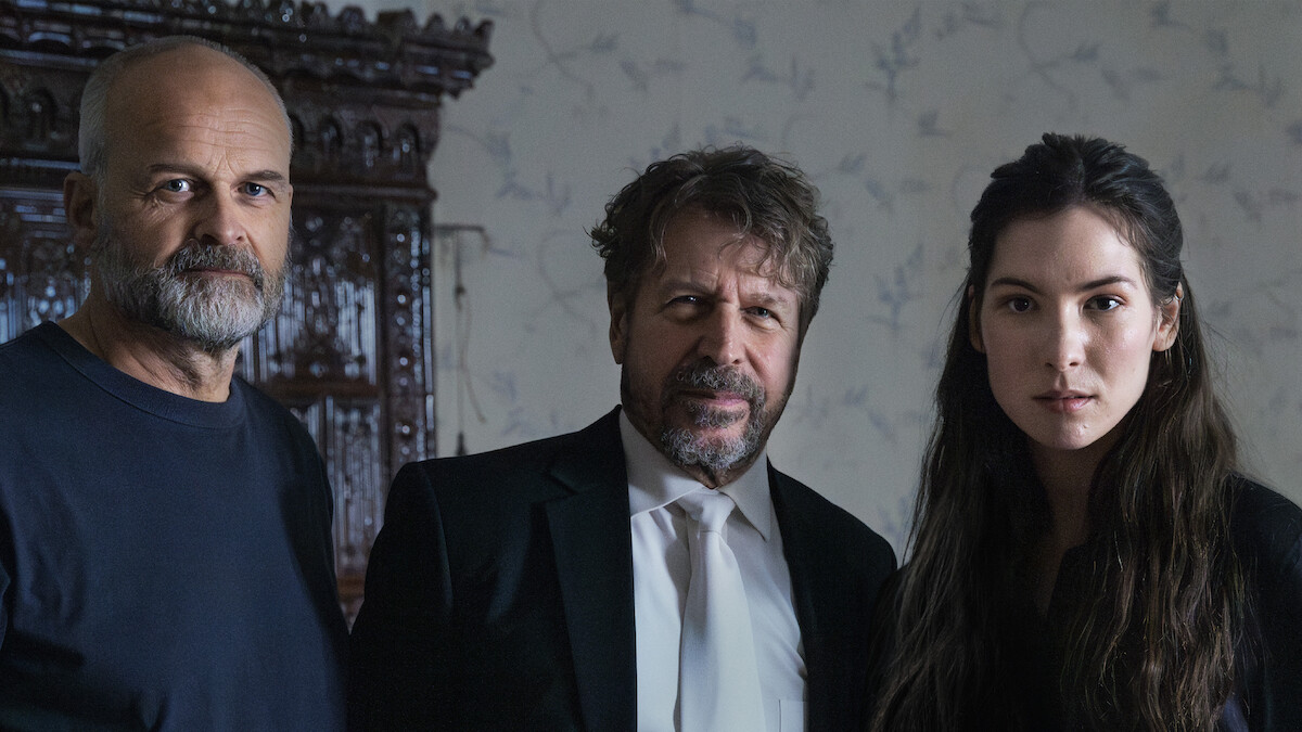 Glaskupan. (L to R) Johan Rheborg, Johan Hedeberg and Léonie Vincent in Glaskupan. Cr. Courtesy of Netflix © 2024