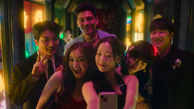  Minyeong Choi as Dae Heon Kim, Anna Cathcart as Kitty Song Covey, Anthony Keyvan as Quincy 'Q' Shabazian, Gia Kim as Yuri Han, Han Bi Ryu as Eunice Kang, Joshua Hyunho Lee as Jin taking a group selfie in 'XO, Kitty' Season 2