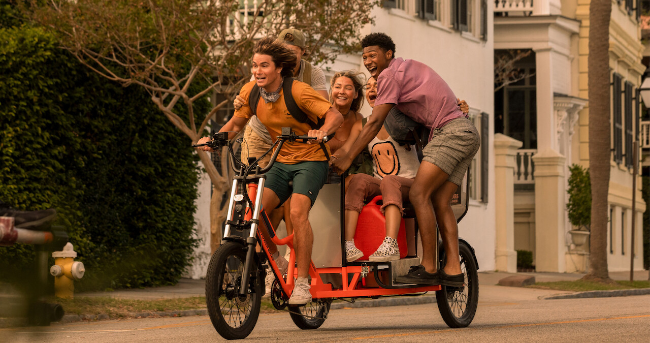 Chase Stokes, Rudy Pankow, Madelyn Cline, Madison Bailey and Jonathan Daviss in Outer Banks Season 2.