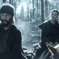 Taylor Kitsch e Betty Gilpin em ‘Terra Indomável’.
